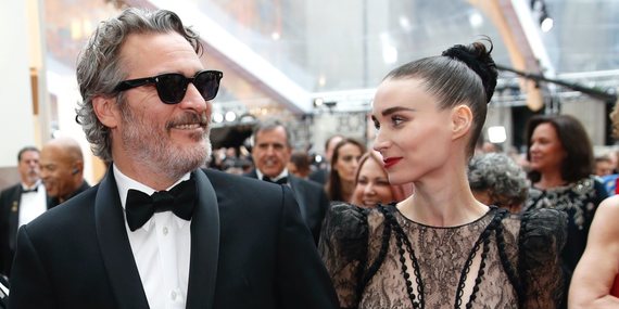 Joaquin Phoenix y Rooney Mara entregan un millón de hamburguesas veganas a personas necesitadas