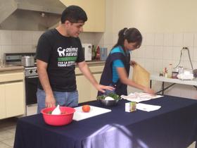 Activistas en Monterrey imparten taller de cocina vegana