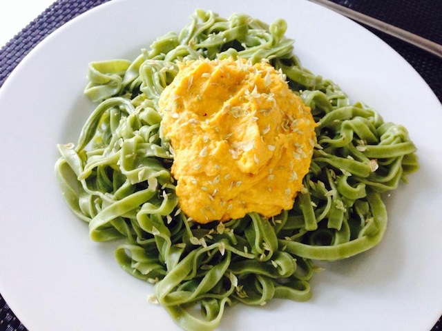 Pasta integral con tomates secos y espinacas