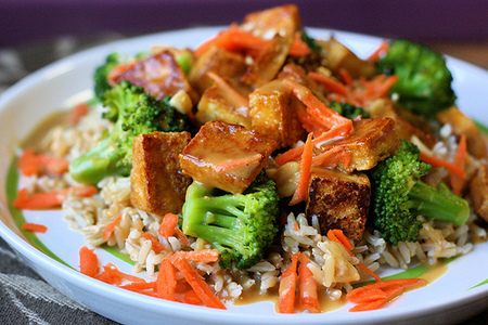 Ensalada de tofu, brócoli, arroz y salsa de maní