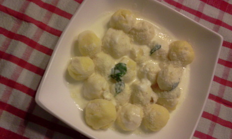 Ñoquis de polenta con crema de albahaca