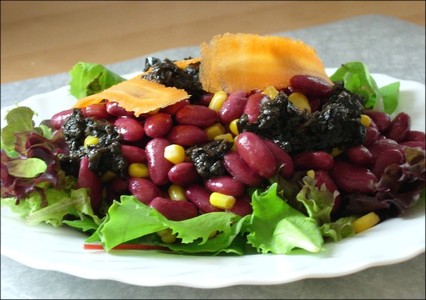 Ensalada de alubias rojas con paté de aceitunas