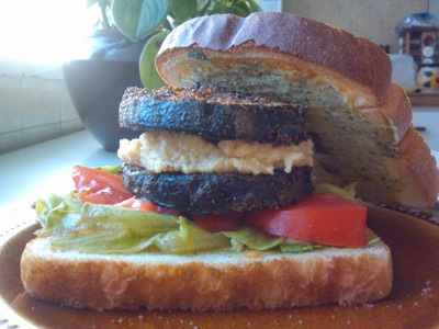 Hamburguesa de berenjena y hummus