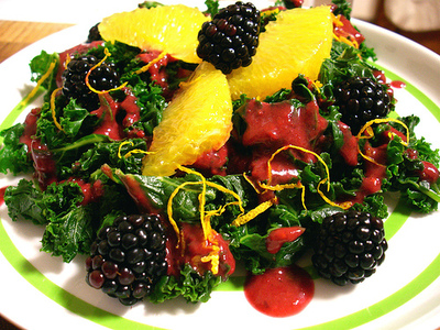 Ensalada de col, naranja y moras