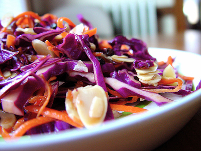 Ensalada de repollo morado, nueces y mandarina