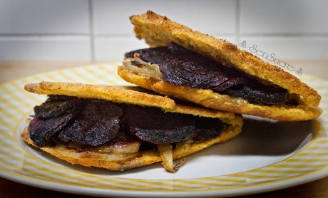 Arepa de maíz integral con remolacha y cebolla