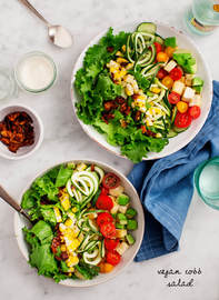 Ensalada de verano con bacon vegano