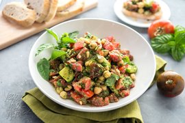 Ensalada de garbanzos pesto de tomate sin aceite