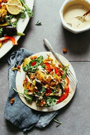 Ensalada de hinojo asado con salsa de romero y tahine