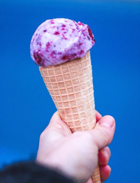 Helado de moras y yoghurt de coco