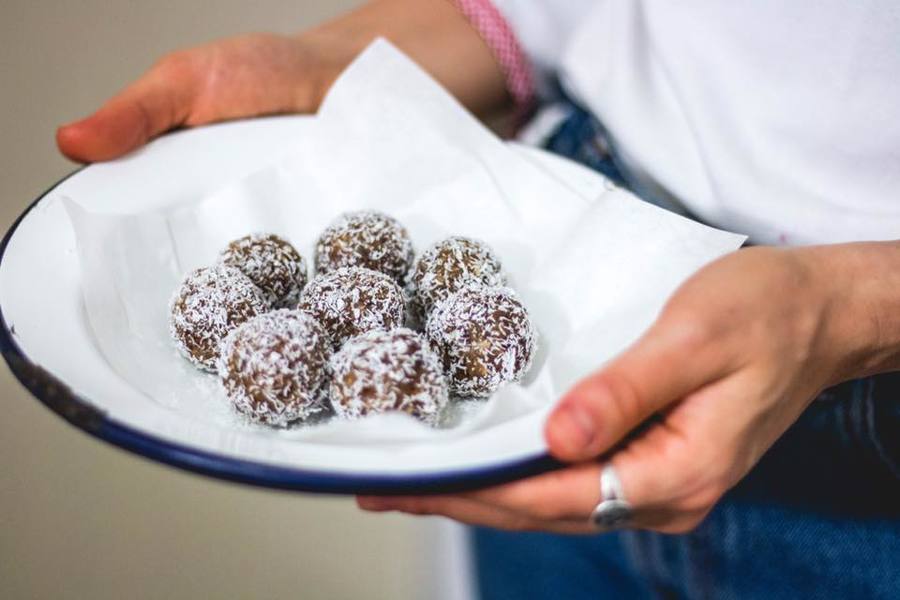 Trufas raw de almendras, coco y dátiles