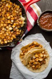 Tacos de papa con chorizo