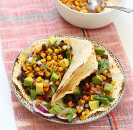 Tacos con salsa de maíz asado a la jamaicana