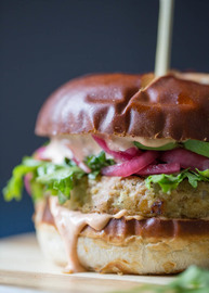 Hamburguesa rápida de hummus y avena