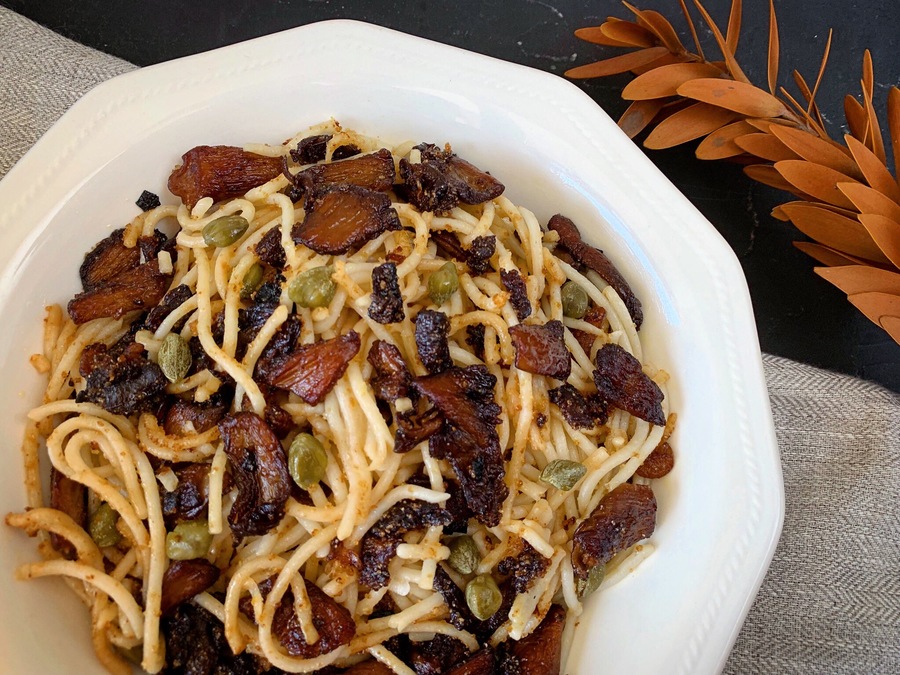 Pasta con setas y anchoas veganas